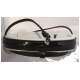 Schwarzes Lackleder-Haustierhalsband mit einem weißen gepolsterten Innenraum, ausgestattet mit einem silbernen Metallverschluss und verstellbarem Riemen.