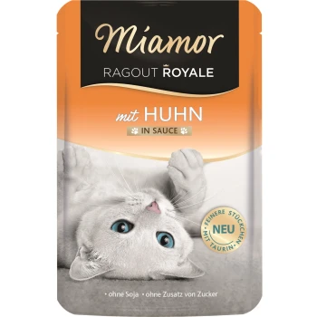 Ragout Royale in Sauce Huhn 22x100 g Miamor Ragout Royale Katzenfutterbeutel mit einer verspielten weißen Katze mit blauen Augen, beschriftet mit "mit Huhn in Sauce", das keine Soja und keinen Zuckerzusatz hervorhebt.