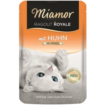 Miamor Ragout Royale Katzenfutterbeutel mit einer verspielten weißen Katze mit blauen Augen, beschriftet mit "mit Huhn in Sauce", das keine Soja und keinen Zuckerzusatz hervorhebt.