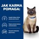 Kot syjamski z niebieskimi oczami siedzi na niebieskim tle z tekstem o korzyściach żywieniowych dla alergii skórnych i jakości stolca.