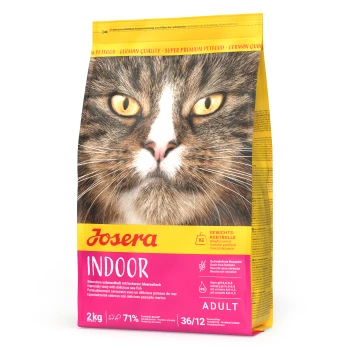 Beutel Josera Indoor Katzenfutter für ausgewachsene Katzen, gelbe und rosa Verpackung mit großem Katzenkopf, sichtbare Aufschriften 'Josera', 'INDOOR', 'ADULT', '2 kg'
