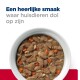 Een witte kom met huisdier voedsel met vlees, rijst en wortelen, getopt met de tekst "Een heerlijke smaak waar huisdieren dol op zijn."
