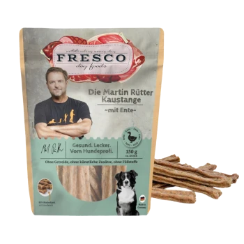 FRESCO-Hundefutterbeutel mit Aufschrift "Die Martin Rütter Kaustange – mit Ente" 150 g, Person mit verschränkten Armen, Hundebild und Enten-Kaustangen.