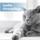 Graue Katze mit bernsteinfarbenen Augen liegt auf einer Fensterbank, blaues Etikett: 'Sanfte Ohrenpflege'.