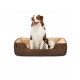 Ein glücklicher braun-weißer Australian Shepherd sitzt in einem gemütlichen braunen Hundebett mit einem weichen beigen Innenraum.