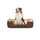 Ein glücklicher braun-weißer Australian Shepherd sitzt in einem gemütlichen braunen Hundebett mit einem weichen beigen Innenraum.