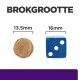 Afbeelding die de grootte van een huisdier voedselpellet (13,5 mm) vergelijkt met een blauwe dobbelsteen (16 mm) met de tekst 'BROKGROOTTE' erboven.