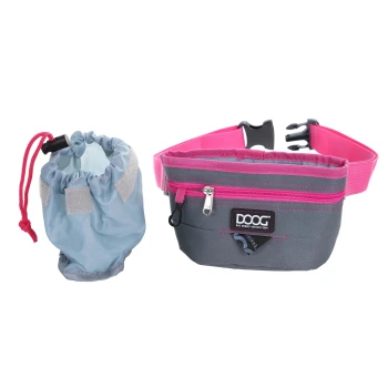 Ein blauer Zugbeutel und eine graue Bauchtasche mit pinken Akzenten, mit einem Reißverschluss und einem Etikett "DOOG DOG OWNERS OUTDOOR GEAR".