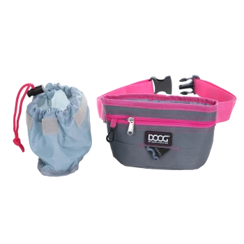 Ein blauer Zugbeutel und eine graue Bauchtasche mit pinken Akzenten, mit einem Reißverschluss und einem Etikett "DOOG DOG OWNERS OUTDOOR GEAR".
