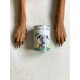 Eine Dose "DOG'S LOVE" veganes Hundefutter auf einer hellen Oberfläche, mit zwei Hundepfoten daneben und einem Hundegesicht, das eine Karotte hält.