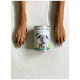 Eine Dose "DOG'S LOVE" veganes Hundefutter auf einer hellen Oberfläche, mit zwei Hundepfoten daneben und einem Hundegesicht, das eine Karotte hält.