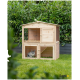 Ein Holzkaninchenstall mit zwei Ebenen, mit einem grau-weißen Kaninchen im unteren Bereich, umgeben von grünem Laub.