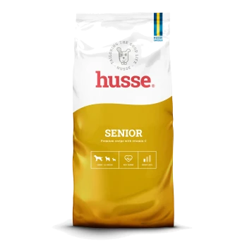 Tüte Husse Senior Hundefutter, weiße und goldene Verpackung mit 'husse'-Logo und dem Text 'SENIOR - Premium recipe with vitamin C'.