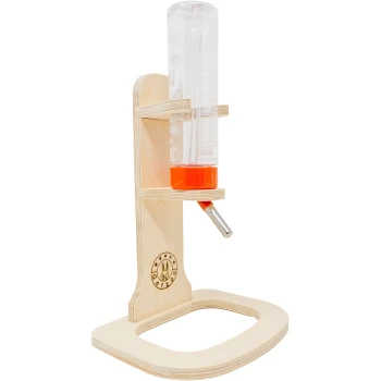 Holzhalter für Haustier-Wasserflasche mit einer klaren Flasche und orangefarbenem Boden, mit einem Metallauslauf und Getzoo-Logo.