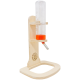 Holzhalter für Haustier-Wasserflasche mit einer klaren Flasche und orangefarbenem Boden, mit einem Metallauslauf und Getzoo-Logo.