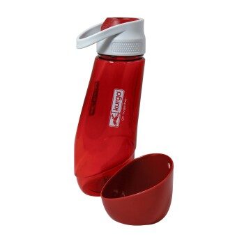 Rote Haustier-Wasserflasche mit einem weißen Deckel und einer angehängten Schüssel, beschriftet mit "kurgo" für den Außeneinsatz.