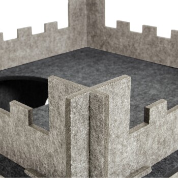 Graues Filzhaustier-Schloss mit einer strukturierten Oberfläche und Zinnen-artigen Kanten, mit einem offenen Eingang und einem geräumigen Innenraum.