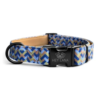Halsband – Kunterbunt – stufenlos verstellbar mit Metallschließe mokka XS-S Ein farbenfrohes Hundehalsband mit einem blauen, gelben und orangefarbenen geometrischen Muster, mit einer schwarzen Schnalle, die mit "HEY LANA" graviert ist.
