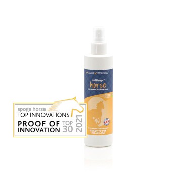 Eine blaue und orange "saltisept horse" Sprühflasche für Hygiene, mit einem Abzeichen für "spoga horse TOP 30 INNOVATIONS 2021."