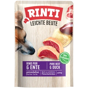 RINTI Hundefutterpaket mit reinem Rind und Ente, getreidefrei, fettarm, 400g, zeigt einen Hund, der Fleischstücke beschnuppert.