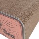Eine Nahaufnahme eines strukturierten Katzenschratzbretts mit einem rosa Etikett, das ein Fischdesign zeigt und den Text "Aus dem Meer (106g)" trägt.