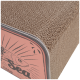Eine Nahaufnahme eines strukturierten Katzenschratzbretts mit einem rosa Etikett, das ein Fischdesign zeigt und den Text "Aus dem Meer (106g)" trägt.