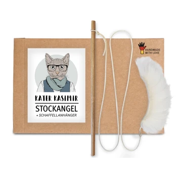 Verpackung für Katzenspielzeug mit einer Cartoonkatze, die eine Brille und einen Schal trägt, beschriftet mit "KATER KASIMIR STOCKANGEL + SCHAFFELLANHÄNGER," mit einem handgemachten Logo.