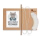 Verpackung für Katzenspielzeug mit einer Cartoonkatze, die eine Brille und einen Schal trägt, beschriftet mit "KATER KASIMIR STOCKANGEL + SCHAFFELLANHÄNGER," mit einem handgemachten Logo.