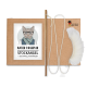 Verpackung für Katzenspielzeug mit einer Cartoonkatze, die eine Brille und einen Schal trägt, beschriftet mit "KATER KASIMIR STOCKANGEL + SCHAFFELLANHÄNGER," mit einem handgemachten Logo.