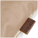 Gros plan d'un coin de lit pour animal beige avec bordure en fausse fourrure blanche et étiquette en cuir marron portant l'inscription « more lifestyle pets ».