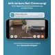 Smartphone zeigt die PetTec Hello Cam App mit einem Hund im Wohnzimmer. Hebt "Bell-Erkennung!" und "Automatische Bewegungsverfolgung." hervor.