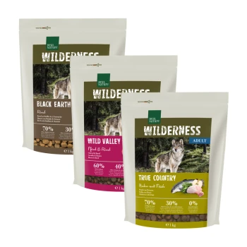 Drei Tüten Real Nature's "Wilderness" Hundefutter: "Black Earth", "Wild Valley" und "True Country", mit Wolfbildern und Nährwertinformationen.