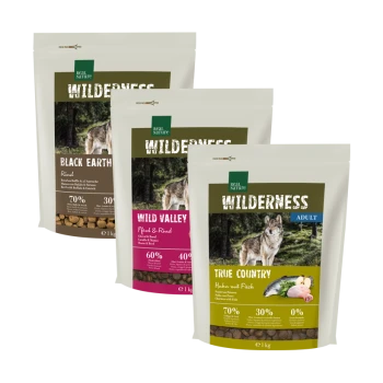 Drei Tüten Real Nature's "Wilderness" Hundefutter: "Black Earth", "Wild Valley" und "True Country", mit Wolfbildern und Nährwertinformationen.