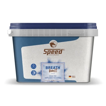 Behälter von "Speed Breath Boost," einem getreidefreien Ergänzungsmittel für Pferde, mit einem blauen Deckel und Logo, mit Text, der angibt, dass es in Deutschland hergestellt wird.