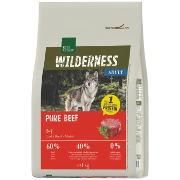 Futtermittelpackung 'Real Nature Wilderness Adult Pure Beef' mit Abbildung eines Wolfes, rohem Steak und dem Text '60% Rind, 40% Früchte, 0% zugesetztes Getreide'.