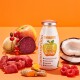 Eine SmoothieDog Immunio Immun Boost Snackflasche umgeben von frischen Zutaten: Apfel, Rübe, Kokosnuss, Himbeeren, Fleisch und Kurkuma.