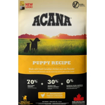 ACANA Puppy Recipe Hundefutterbeutel mit zwei Hunden auf einem Feld, der frisches kanadisches Huhn, rohe Flunder und 70 % hochwertige tierische Zutaten hervorhebt.