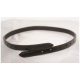 Ein schwarzes Lederhalsband für Hunde mit mehreren Einstelllöchern, flach auf einem hellen Hintergrund liegend.