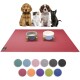 Eine rote Haustiermatte mit zwei Futter-/Wasserschüsseln auf Holzständern, umgeben von verschiedenen farbigen Mustern, mit Hunden und Katzen im Hintergrund.