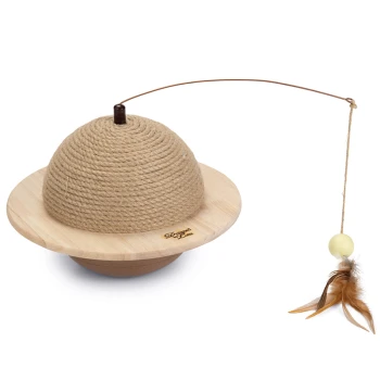 Katzenspielzeug mit einer strukturierten, kuppelförmigen Kratzfläche aus natürlichem Seil, mit einer baumelnden Feder und einem Ballanhänger.