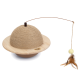 Jouet pour chat avec une surface de grattage en forme de dôme texturé en corde naturelle, avec une plume pendante et un accessoire en forme de balle.