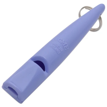 Hellviolette ACME Hundetrainingspfeife mit Metall-Schlüsselring, hergestellt in England, isoliert auf weißem Hintergrund.