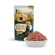 Beutel mit Lucky Lou Katzenfutter für Senioren, beschriftet mit "Hühner lügen nicht", mit Geflügel, Karotten und Kürbis, neben einer Schüssel mit dem Nassfutter.
