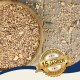 Eine Holzschüssel mit gemischten Samen und Körnern für Haustiere, mit verstreuten Samen auf einer Holzoberfläche und einem "Beste Qualität - 15 Jahre" Abzeichen.