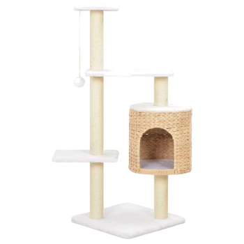 Ein mehrstöckiger Katzenbaum mit zwei Plattformen, einem geflochtenen Versteck und einem baumelnden Ballspielzeug, mit weichen weißen Oberflächen und natürlichen Texturen.