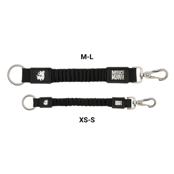 Zwei schwarze Bungee-Leinenverlängerungen mit Metall-O-Ring und Drehkarabiner, beschriftet mit M-L und XS-S, Marke Max & Molly.