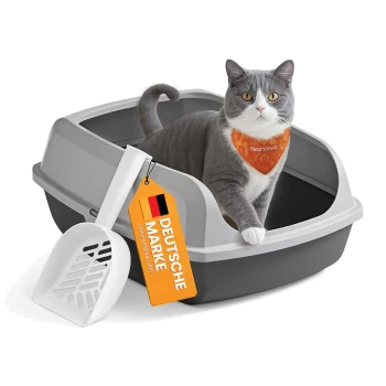Grau-weiße Katze mit orangefarbener Bandana, sitzt in einer grauen Katzentoilette mit weißer Schaufel und „DEUTSCHE MARKE“-Etikett.