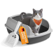 Grau-weiße Katze mit orangefarbener Bandana, sitzt in einer grauen Katzentoilette mit weißer Schaufel und „DEUTSCHE MARKE“-Etikett.