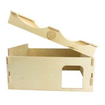 Holzhaustierhaus mit offenem Dach, mit einem runden Logo und einem Seitenfenster, entworfen für kleine Tiere.