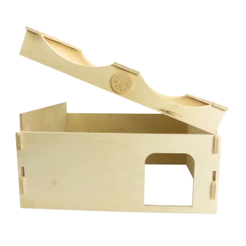 Holzhaustierhaus mit offenem Dach, mit einem runden Logo und einem Seitenfenster, entworfen für kleine Tiere.